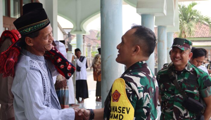 Saat Bintang Satu dan Warga Bersujud Bersama: Potret Kebersamaan Tim Wasev TMMD 129 Bojonegoro di Desa Kesongo