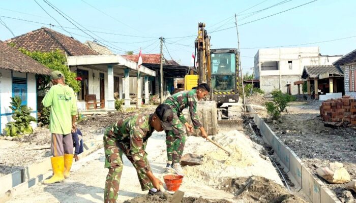 Satgas TMMD 129 Bojonegoro dan Warga Kesongo Wujudkan Drainase Bebas Banjir