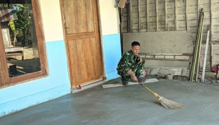 Satgas TMMD 129 Bojonegoro Sulap Sapu Lidi Jadi Tekstur Lantai Aman dan Rapi
