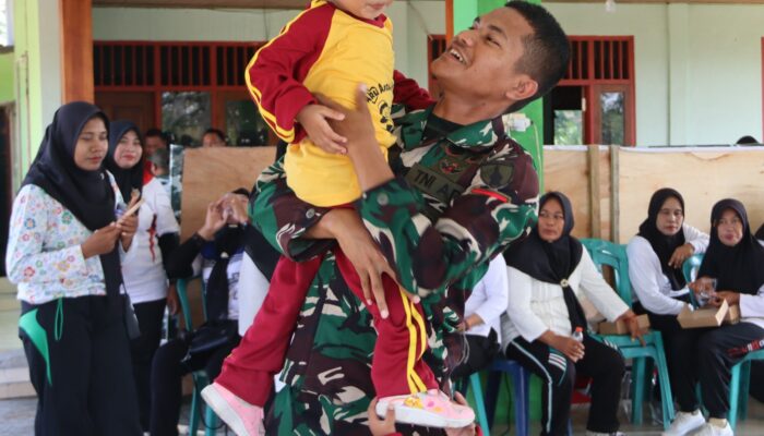 Senyum Polos Anak-Anak Kesongo, dan Sentuhan Hangat Anggota Satgas di Sela TMMD 129 Bojonegoro