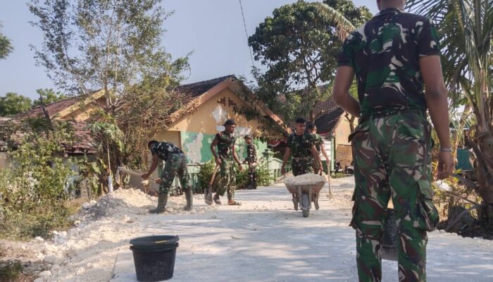 Ketika Gerobak Dorong dan Peluh Satgas TMMD 129 Bojonegoro Menyejahterakan Warga Kesongo