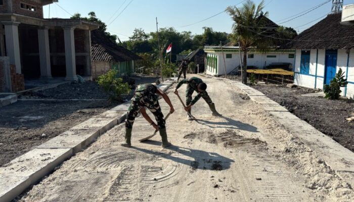 Satgas TMMD 129 Bojonegoro dan Warga Pacu Pembangunan Drainase demi Keawetan Jalan Desa