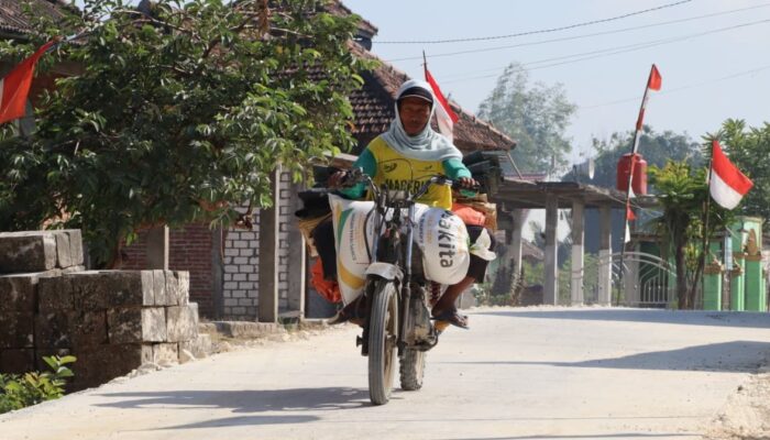 Senyum Warga Merekah: Jalan Beton TMMD 129 Bojonegoro di Kesongo Terwujud