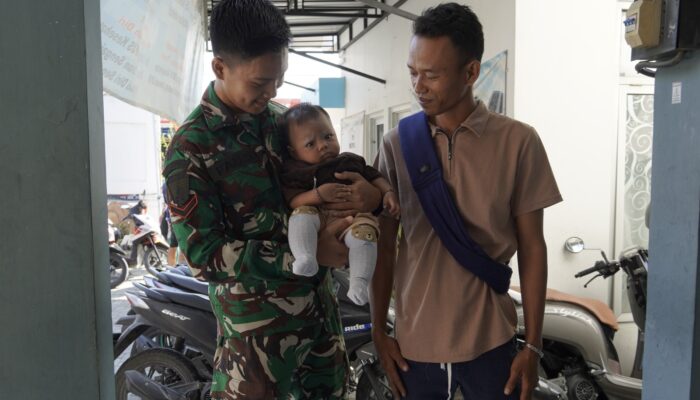 Sentuhan Hangat TMMD 129 Bojonegoro: Ketika Seragam Loreng Menjaga Senyum Sang Balita di Kesongo