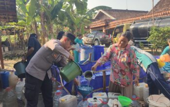 Aksi Tanggap Musim Kemarau, Polsek Ngambon Distribusikan 8.000 Liter Air Bersih
