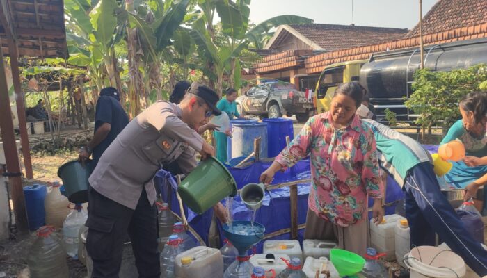 Aksi Tanggap Musim Kemarau, Polsek Ngambon Distribusikan 8.000 Liter Air Bersih