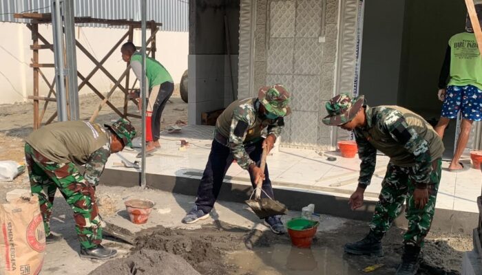 Memasuki Fase Finishing: Pembangunan Musholla Rest Area di TMMD 129 Bojonegoro Tahap Pasang Keramik dan Pengecatan Teras