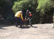 Sinergi Hijau di TMMD 129 Bojonegoro: Babinsa Kesongo dan DLH ‘Keroyokan’ Buat Lubang Tanam Pohon untuk Jaga Tanggul Sungai
