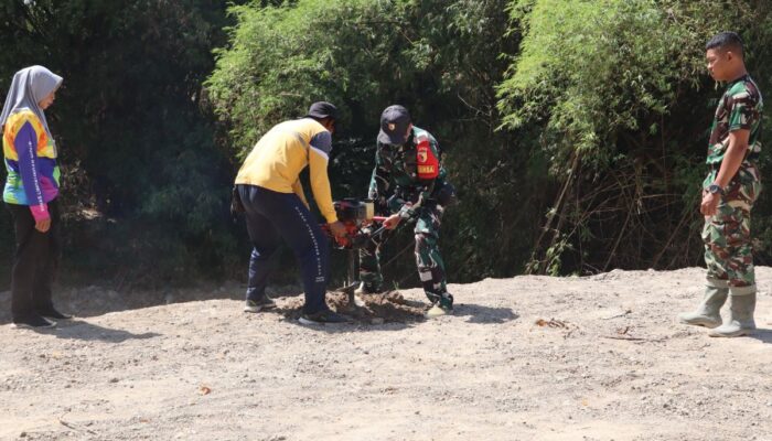 Sinergi Hijau di TMMD 129 Bojonegoro: Babinsa Kesongo dan DLH ‘Keroyokan’ Buat Lubang Tanam Pohon untuk Jaga Tanggul Sungai