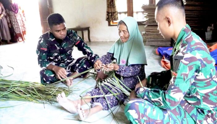 Gagah di Lapangan, Telaten Menganyam Janur: Potret Kemanunggalan Satgas TMMD 129 Bojonegoro di Kesongo