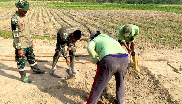 Pacu Ekonomi Pedesaan: Satgas TMMd 129 Bojonegoro Bangun Lapak PKL di Rest Area Kesongo