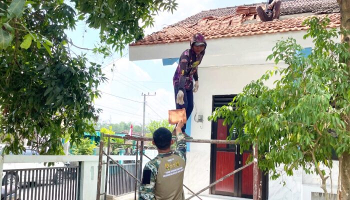 Atap Kokoh, Warna Baru: Sinergi Satgas TMMD 129 Bojonegoro dan Warga Sulap SDN Kesongo 1 Jadi Rumah Belajar Nyaman