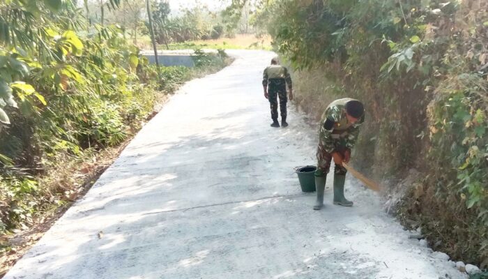Sentuhan Akhir Bertangan Dingin: Satgas TMMD 129 Bojonegoro Bikin Jalan Desa Kesongo Rapi dan Aman