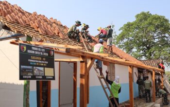 Menembus Terik, Menjaga Harapan: Satgas TMMD 129 Bojonegoro dan Warga Bahu-Membahu Pasang Genteng Rumah Bu Tini