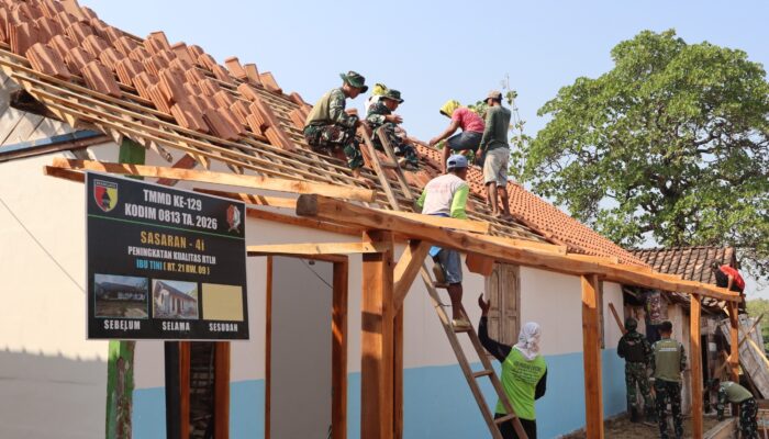 Menembus Terik, Menjaga Harapan: Satgas TMMD 129 Bojonegoro dan Warga Bahu-Membahu Pasang Genteng Rumah Bu Tini
