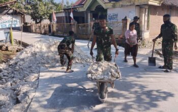 Menolak Menyerah pada Terik: Ketika Keringat Satgas TMMD 129 Bojonegoro dan Warga Kesongo Menyatu Demi Jalan Masa Depan