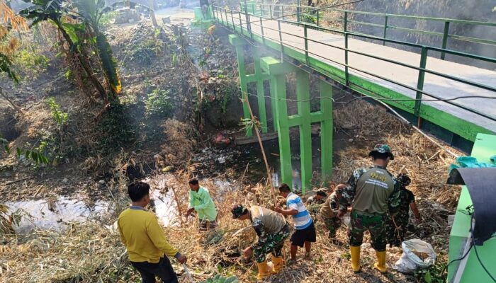 Cerita Satgas TMMD 129 Bojonegoro Rajut Kebersamaan di Jembatan Brang Etan
