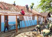 Menyusun Genting, Merajut Asa: Sentuhan Kebersamaan Satgas TMMD 129 Bojonegoro dan Warga di Kesongo