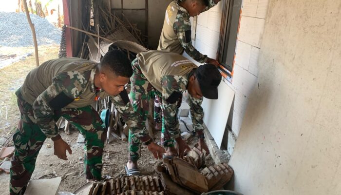 Ukir Senyum Ibu Wagini: Anggota Satgas Kebut Pembersihan dan Finishing Sebelum TMMD 129 Bojonegoro Usai