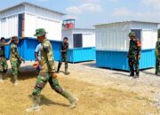 Panas Terik Tak Masalah! Satgas TMMD 129 Bojonegoro Gotong ‘Lapak Masa Depan’ Demi UMKM Kesongo