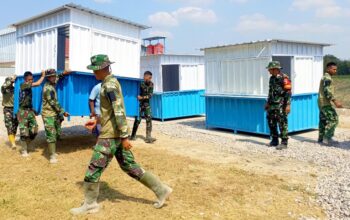 Panas Terik Tak Masalah! Satgas TMMD 129 Bojonegoro Gotong ‘Lapak Masa Depan’ Demi UMKM Kesongo