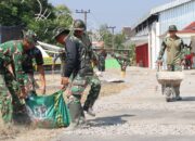 Wujudkan Fasum Nyaman: Satgas TMMD 129 Bojonegoro Bersih-Bersih Kawasan Rest Area Terpadu