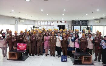 Sambut Hari Pelanggan Nasional, YBM PLN UIP JBTB Gelar Layanan Kesehatan Terpadu dan Santunan bagi 50 Veteran Surabaya
