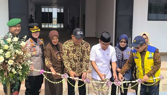 Resmikan Gedung SMPN 1 Padangan, Menko PMK Pratikno Ingetkan Bahaya Cyberbullying dan Mental Digital Anak