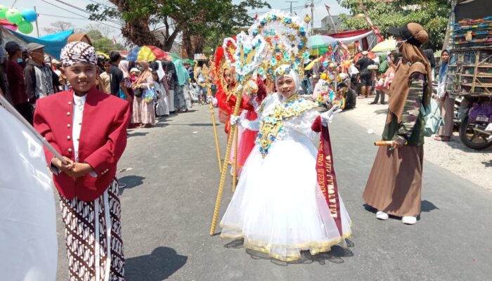 Usung Tema Perjuangan, Ratusan Pelajar SD/MI di Kedungadem Semarakkan Pawai Budaya HUT ke-81 RI