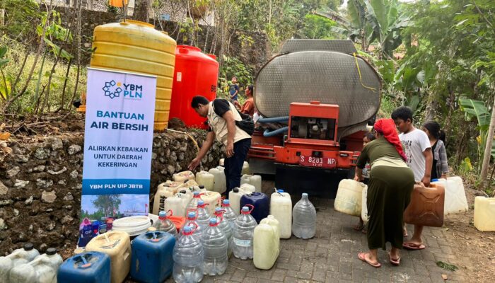 Kekeringan Meluas, YBM PLN UIP JBTB Salurkan 50 Ribu Liter Air Bersih ke Bondowoso dan Mojokerto