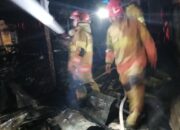 Respon Cepat Damkarmat Bojonegoro Padamkan Kebakaran Rumah di Kedungadem