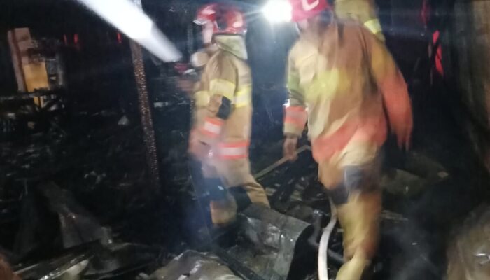 Respon Cepat Damkarmat Bojonegoro Padamkan Kebakaran Rumah di Kedungadem