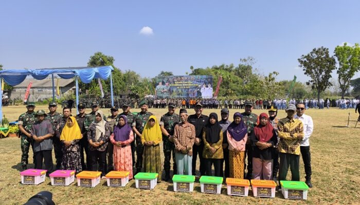 Aksi Sosial Sembako Warnai Penutupan TMMD ke-129 Bojonegoro