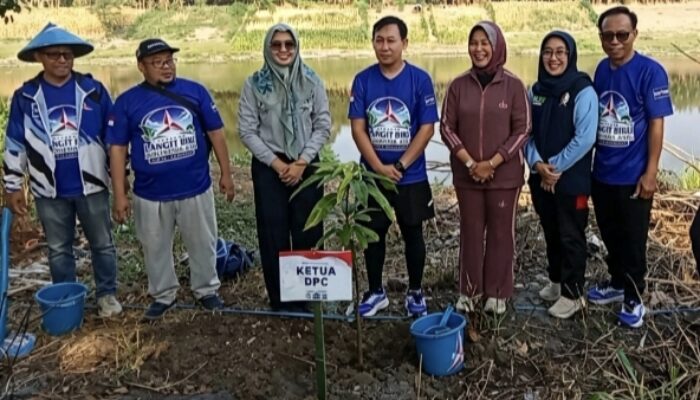 Peringati HUT ke-25, DPC Demokrat Bojonegoro Gelar Aksi “Gerakan Langit Biru Indonesia Asri” di Bantaran Bengawan Solo