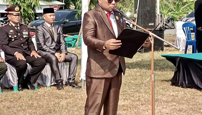 Khidmat di Lapangan Ngaglik, Anggota DPRD Bojonegoro Amin Thohari Bacakan Teks Proklamasi pada Upacara HUT ke-81 RI Kedungadem