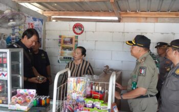 Edukasi Berhasil, Pedagang Tambakrejo Bojonegoro Pilih Jual Rokok Resmi Berpita Cukai