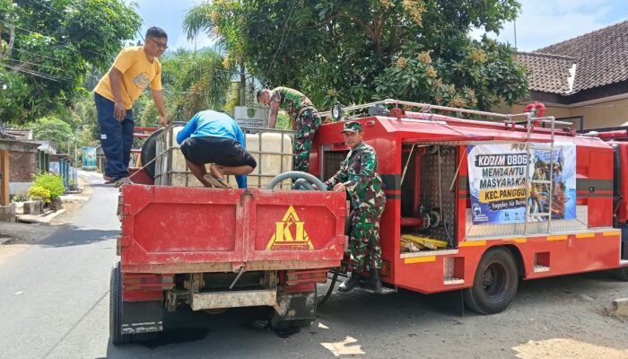 Atasi Krisis Air, Kodim 0806/Trenggalek Salurkan 4.000 Liter Air Bersih untuk Warga Desa Manggis