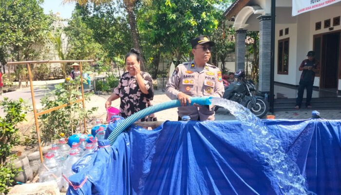 Senyum Haru Warga Kumpulrejo Terima Bantuan Air Bersih dari Polres Bojonegoro