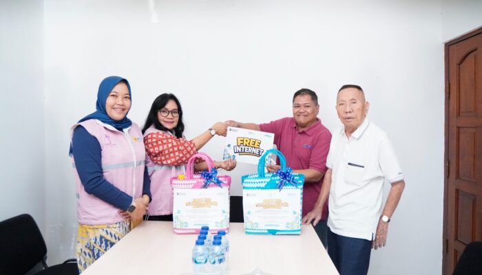Direktur Pelayanan Teknologi Infomasi PLN Icon Plus Sapa Pelanggan Setia ICONNET di Hari Pelanggan Nasional 2026  SURABAYA – Dalam rangka memperingati Hari Pelanggan Nasional 2026, PLN Icon Plus terus memperkuat kedekatan dengan pelanggan melalui kegiatan apresiasi bagi pengguna setia layanan ICONNET. Kegiatan tersebut diwujudkan melalui kunjungan langsung kepada pelanggan di Surabaya sekaligus pemberian layanan internet gratis dan bingkisan sebagai bentuk penghargaan atas kepercayaan pelanggan.  Kunjungan ini dihadiri oleh Direktur Pelayanan Teknologi Informasi PLN, Fintje Lumembang, bersama Senior Manager PLN Icon Plus SBU Regional Jawa Bagian Timur, Rizky Ardiana Bayuwerty.  Salah satu pelanggan yang dikunjungi adalah Ari Sam Primadiarta, pelanggan ICONNET yang turut mendukung operasional PT Inti Kaliasin. Berlokasi di Jalan Ketintang Baru XVI/23, Ketintang, Kecamatan Gayungan, Surabaya, pelanggan tersebut telah menggunakan layanan ICONNET sejak Januari 2024 dengan kapasitas layanan internet hingga 50 Mbps.  Hampir tiga tahun kepercayaan pelanggan terhadap layanan ICONNET menjadi bagian penting dalam perjalanan PLN Icon Plus untuk terus meningkatkan kualitas layanan dan menghadirkan konektivitas digital yang andal bagi berbagai kebutuhan, termasuk mendukung aktivitas operasional dunia usaha.  Direktur Utama PLN Icon Plus, Chipta Perdana menyampaikan bahwa pelanggan merupakan bagian penting dalam transformasi PLN Icon Plus sebagai penyedia solusi digital dan hijau. Oleh karena itu, perusahaan terus berupaya menghadirkan inovasi serta layanan yang mampu menjawab kebutuhan masyarakat dan dunia usaha yang terus berkembang.  “Kepercayaan pelanggan menjadi fondasi penting bagi PLN Icon Plus untuk terus bertransformasi dan menghadirkan inovasi. Melalui pengembangan ekosistem digital yang semakin andal dan inklusif, kami berkomitmen memberikan solusi yang tidak hanya mendukung kebutuhan konektivitas saat ini, tetapi juga memberikan dampak yang lebih luas bagi perkembangan masyarakat, dunia usaha, serta transformasi digital Indonesia.”  Kegiatan kunjungan pelanggan dalam rangka Hari Pelanggan Nasional ini juga menjadi momentum bagi PLN Icon Plus untuk mendengarkan secara langsung pengalaman dan kebutuhan pelanggan. Interaksi tersebut diharapkan dapat menjadi masukan dalam peningkatan kualitas pelayanan secara berkelanjutan.  Direktur Pelayanan Teknologi Informasi PLN, Fintje Lumembang menyampaikan terima kasih kepada pelanggan telah memilih ICONNET sebegai solusi konektivitas. “Kami mengucapkan terima kasih yang sebesar-besarnya kepada seluruh pelanggan yang telah memberikan kepercayaan kepada ICONNET, menjadi semangat bagi kami untuk terus meningkatkan kualitas pelayanan serta menghadirkan solusi yang mampu menjawab kebutuhan masyarakat. ujar Fintje Lumembang.    Senior Manager PLN Icon Plus SBU Regional Jawa Bagian Timur, Rizky Ardiana Bayuwerty, mengatakan bahwa kedekatan dengan pelanggan merupakan bagian penting dalam memastikan layanan yang diberikan dapat memberikan manfaat nyata.  “Apresiasi ini merupakan bentuk terima kasih kami atas kepercayaan pelanggan yang telah memilih ICONNET. Kami ingin terus hadir lebih dekat, memahami kebutuhan pelanggan, serta memastikan layanan yang kami berikan mampu mendukung aktivitas masyarakat maupun dunia usaha. Semangat Melayani Sepenuh Hati menjadi komitmen kami dalam menjaga kualitas pelayanan dan membangun hubungan yang berkelanjutan dengan seluruh stakeholder di Jawa Timur.” Pemberian layanan internet gratis dan bingkisan kepada pelanggan menjadi simbol apresiasi atas loyalitas yang telah diberikan. Lebih dari sekadar kegiatan seremonial, kunjungan tersebut mencerminkan komitmen PLN Icon Plus untuk menempatkan pelanggan sebagai bagian penting dalam pengembangan layanan dan transformasi perusahaan.  Sebagai Digital and Green Solution Provider, PLN Icon Plus terus mengembangkan solusi digital yang mendukung kebutuhan konektivitas masyarakat dan berbagai sektor. Kehadiran layanan ICONNET diharapkan dapat memperkuat ekosistem digital sekaligus mendukung produktivitas dan aktivitas pelanggan di berbagai daerah.  Melalui momentum Hari Pelanggan Nasional 2026, PLN Icon Plus menegaskan bahwa kepercayaan pelanggan merupakan energi penting dalam mendorong inovasi dan peningkatan kualitas layanan. Ke depan, perusahaan berkomitmen untuk terus memperkuat pelayanan, membangun kolaborasi dengan para pemangku kepentingan, serta menghadirkan solusi digital yang memberikan manfaat nyata dan berkelanjutan bagi masyarakat Indonesia.