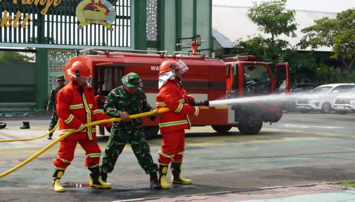 Antisipasi Kebakaran di Bojonegoro, Personel Kodim 0813 Asah Keterampilan Jinakkan Api