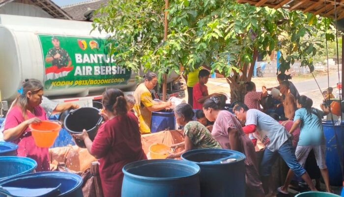 Kekeringan Melanda, Jajaran Kodim Bojonegoro Gercep Salurkan Ribuan Liter Air Bersih 