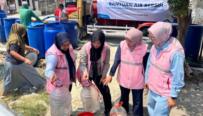 Tanggap Dampak El Nino, PLN UIP JBTB Bersama YBM dan Srikandi PLN Salurkan Bantuan Air Bersih Bagi Warga Kedung kumpul Lamongan
