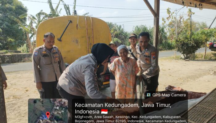 Tangani Dampak Kekeringan, Polsek Kedungadem dan BKP Salurkan 25 Ribu Liter Air Bersih