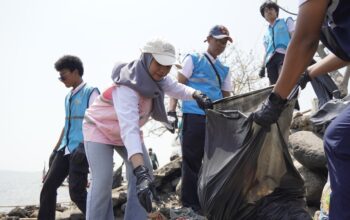 Srikandi PLN Icon Plus Jatim Bersama Warga Jaga Lingkungan Pesisir Kampung Nelayan Kalibuntu