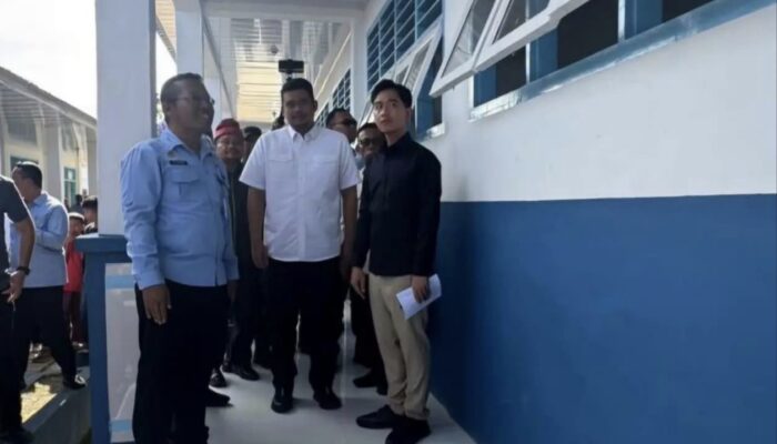 Kunjungi SMAN 1 Barus Pasca Banjir, Wapres Gibran Salurkan Bantuan Fasilitas Belajar dan Dorong Percepatan Pemulihan
