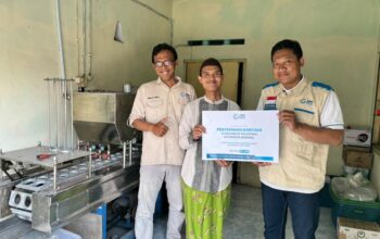 Dorong Kemandirian Pesantren, YBM PLN UIP JBTB Bantu Pengembangan Usaha AMDK di Mojokerto