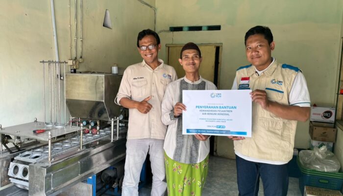 Dorong Kemandirian Pesantren, YBM PLN UIP JBTB Bantu Pengembangan Usaha AMDK di Mojokerto