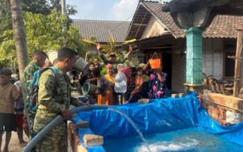 Momentum HUT ke-81 TNI, Brigif TP 33/Naga Sesha Bojonegoro Salurkan 20 Ribu Liter Air Bersih untuk Warga Papringan