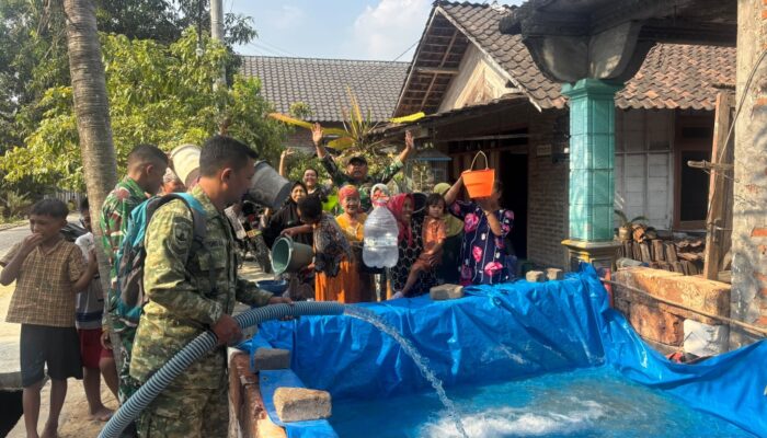 Momentum HUT ke-81 TNI, Brigif TP 33/Naga Sesha Bojonegoro Salurkan 20 Ribu Liter Air Bersih untuk Warga Papringan