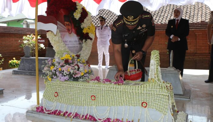 Ziarah Makam Pahlawan Nasional, Danrem Untoro Ajak Teladani Sifat Kepahlawan Gubernur Suryo